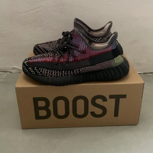 adidas Yeezy Boost 350v2 Yecheil ( Non - reflective ) - Hej! Köpte denna skor för 2 år sedan från adidas.com när jag bodde I Amsterdam jag har växt ur skorna och skulle gärna bli av med dom.Storlek Eu: 40  100% Äkta  Kvalitet: 8/10   Säljer för: 1000kr  StockX pris: 5100kr