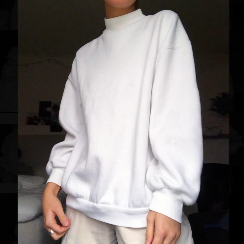 Säljer en vit cool sweatshirt! Jag har storlek S och den passar mig bra! Buda i komentarerna! . Tröjor & Koftor.