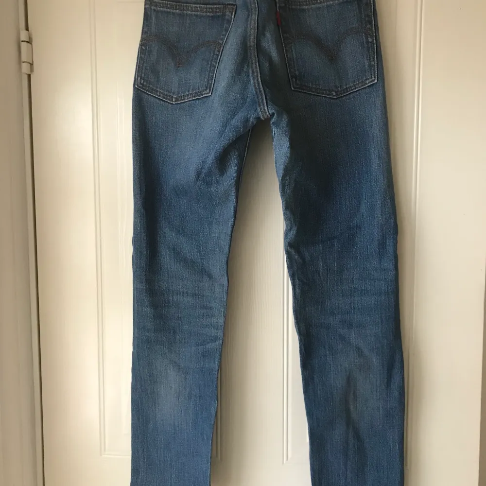 Levis wedgie jeans i storlek 23/30, passar även midjestorlek 24 och 25. Originalpris 1299kr. Jeans & Byxor.
