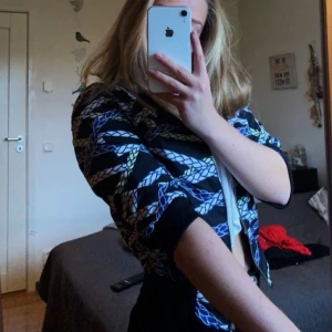 Bomberjacka - Blåa, vita, svarta och gula detaljer. Lite kortare och halva ärmar! Skitsnygg sommarjacka!🤩