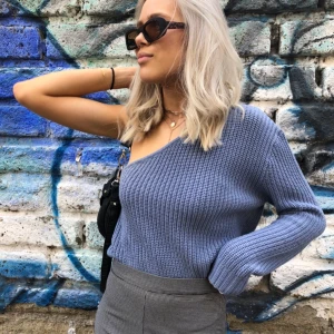 Stickad oneshoulder-tröja  - Blå stickad oneshoulder-tröja från Na-kd. I nyskick.