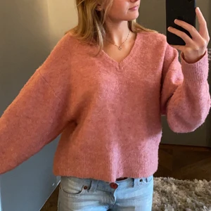 Stickad tröja - Stickad tröja från Bik Bok i en superfin rosa färg! Storlek xs men den passar på mig som brukar ha S