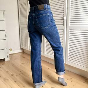 Superfina jeans från Lee i modell regular fit. Osäker på storleken men de passar mig som brukar ha W28 eller W29 (Jag är 175 cm lång och då är de perfekta i längden men även snyggt av vika upp lite). Skriv till mig om du är intresserad eller om du har några frågor👖Fraktkostnad tillkommer! 
