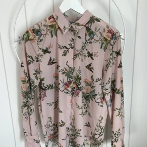 Mönstrad Blus, storlek 36 - Mönstrad blus i storlek 36. Jättefin och skön kvalitet. 60:-. Kan skickas, köpare står själv för frakten.