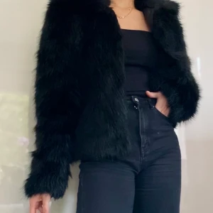 Pälsjacka - Pälsjacka i fuskpäls från Ivy Revel, använd mycket sparsamt en säsong. Nypris 1400. Kan mötas upp i centrala Sthlm, annars står köparen för frakt💗