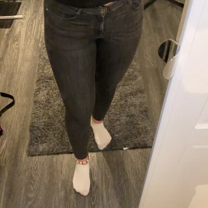 Gråa tighta jeans  - gråa tighta jeans från pull&bear i storlek 40. Jag är 174cm lång. Köparen står för frakten 