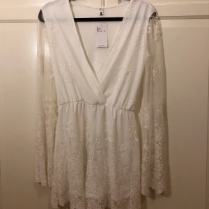 Byxdress från Dennis Maglic  - Helt ny med prislappen kvar och är i storlek XS, köpt för 699kr.