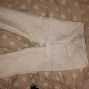 Vita träningsbyxor stl xs🌺 - Vita träningsbyxor i stl xxs-xs💕 säljer pga att dom är för små för mig! Endast använda 1 gång🌸 