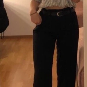 Pösigabyxor - Sköna svarta pösiga byxor som sitter taight vid rumpan. ⚡️ Pösiga hela vägen ner till fotleden. ⭐️ Det är storlek M men passar även L. ✨Materialet är kostym aktigt ☺️ (Skriv för fler bilder, kunden står för frakten som summan varierar beroende på varans vikt) 