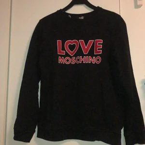 Love Moschino sweater - Stilren sweater köpt för 1 år sen på Märkesbutiken i Båstad. Nypris:2500 men jag köpte den för 1750. Väldigt sparsamt använd då jag tyvärr aldrig riktigt trivts i den. Den är lite liten i storleken för att vara strl42, men formas lätt efter kroppen ändå.