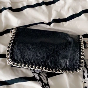 Liten väska - Liten väska, jätte fin, har bytt band på denna så därför sänks priset från 200 till 150 