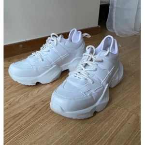 Nakd sneakers vita  - Använda en gång! Använda en gång. Kan mötas upp men även frakta 🌸