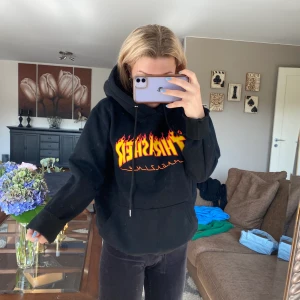 THRASHER hoodie - Säljer min fina hoodie, knappt använd och svår att få tag i!! Nu pris 600kr köptes i usa (kund står för frakt)