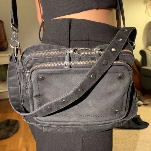 Noella väska  - Skitsnygg svart noella väska. Den är väl använd, köpte den här på Plick. 