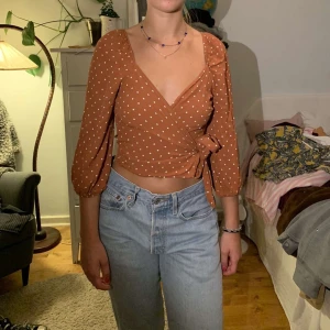 Tröja - Söt brun topp med vita prickar från Gina Tricot. 