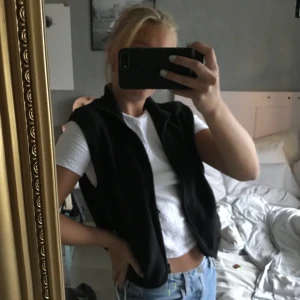 Fleece väst - Säljer denna fleece väst frn weekday, aldrig använd, prislapp kvar! Frakt 66kr