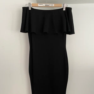 Klänning från Nelly - Säljer denna snygga klänning ifrån Nelly. Endast använd 1 gång. Sitter jättebra på och är storlek S. Köparen står för frakt 💞