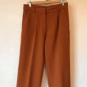 Monki, roströda byxor, 38 - Monki byxor i roströd/orange och tjockt skönt tyg. Strl 38 Kan mötas i Stockholm eller skicka mot fraktkostnad! ✨🌸✨