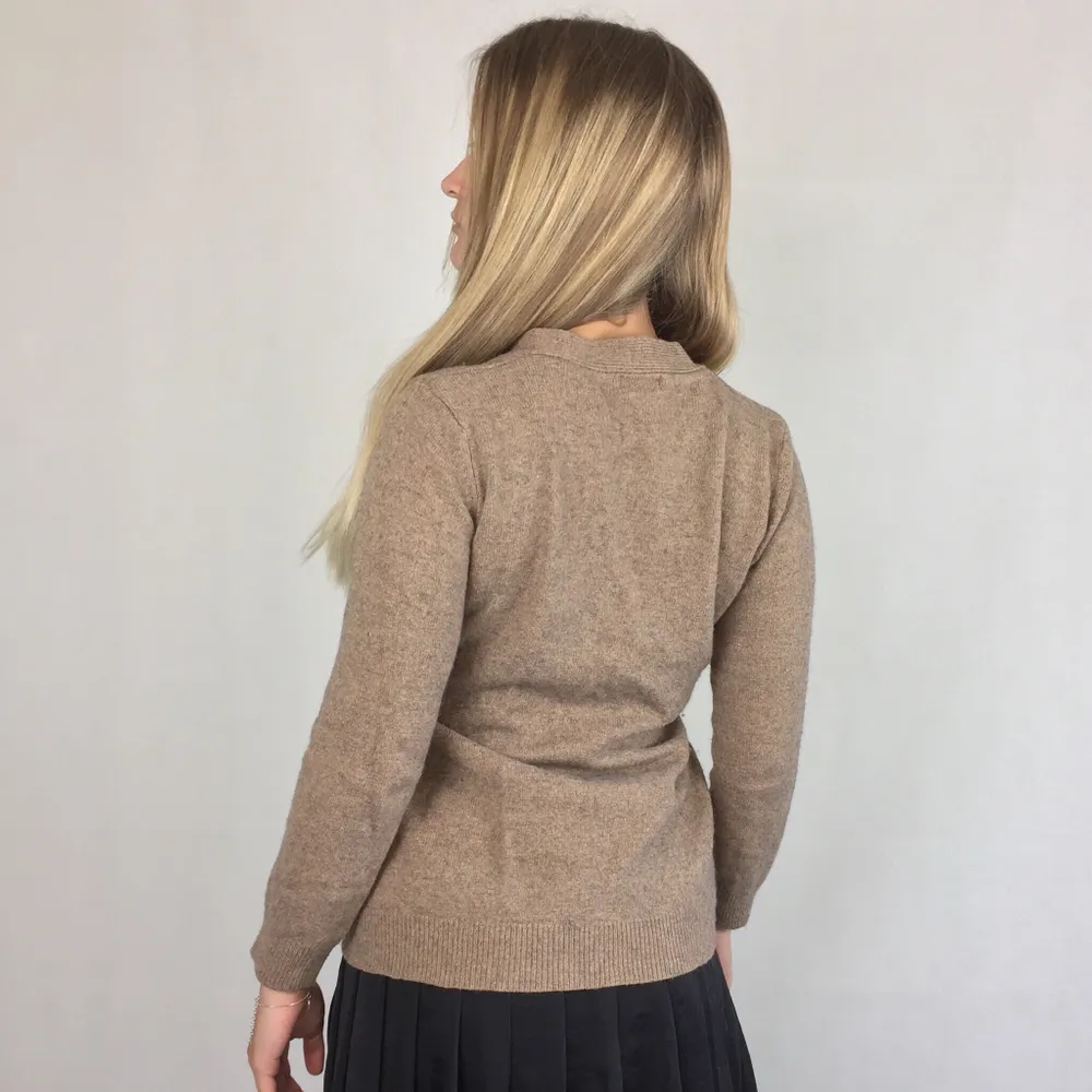 This super cute cardigan are from KappAhl! In good condition, size M.  40% Viscose, 35% Polyamide, 20% Merino Wool and 5% Cashmere. No return nor refund. Free shipping everywhere in Sweden.. Tröjor & Koftor.