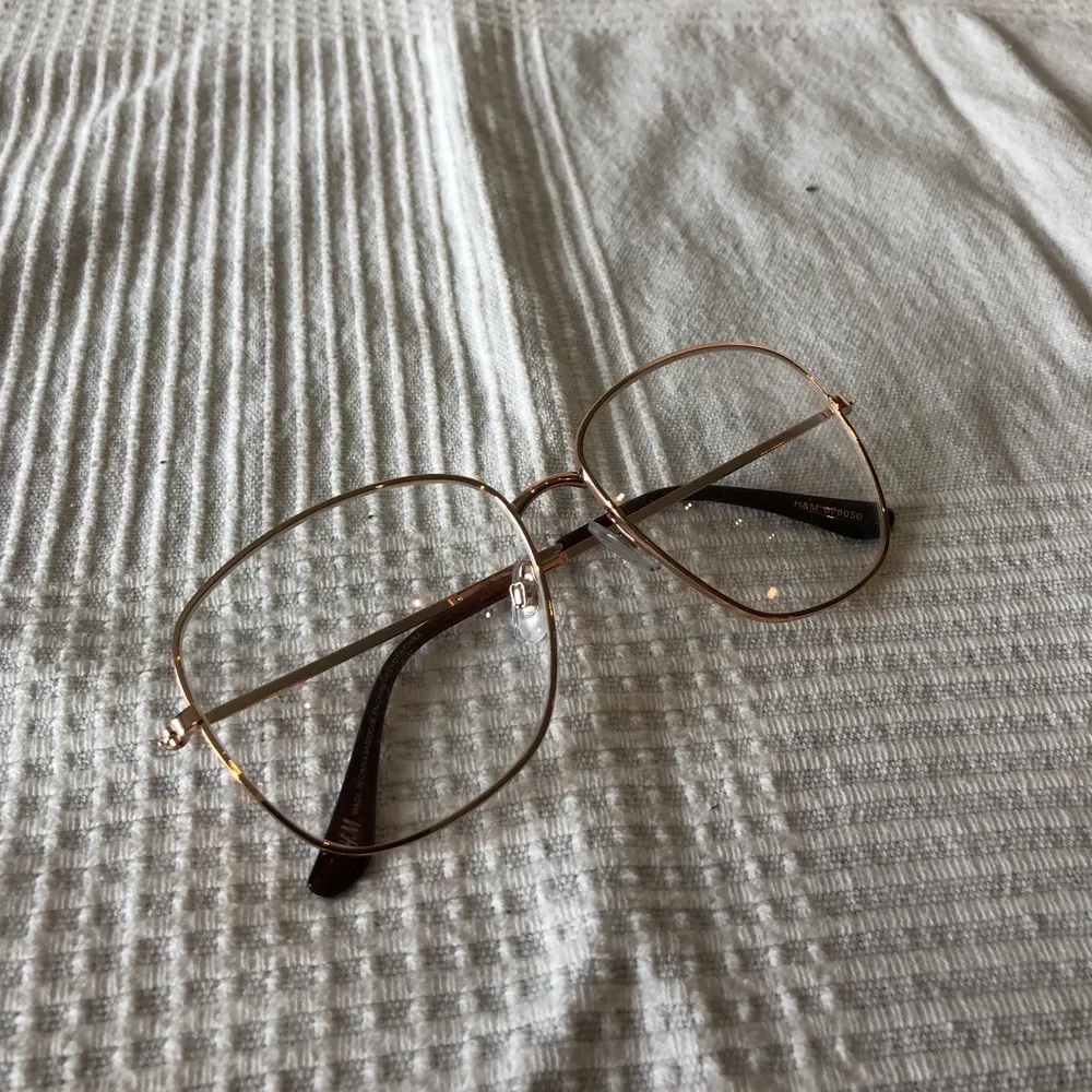 Ett par oanvända glasögon med glas utan styrka. . Accessoarer.
