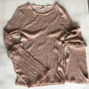 Glittrig tröja - Glittrig lite genomskinlig tröja från Gina Tricot. Använd ca 1 gång, nyskick. Frakten är inräknad i priset. 