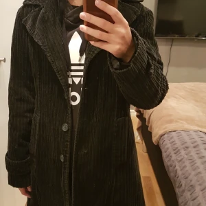 Svart machester kappa - Svart manchesterkappa i stl S. Mycket fint skick, sparsamt använd. Frakt tillkommer. Kan även mötas upp. Kan ta fler bilder, skriv till mig isf!