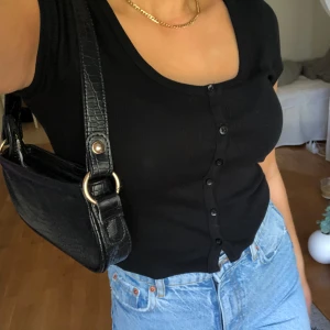 Topp från gina - Supersöt topp från Gina i storlek S. Aldrig använd. Säljer den då passformen inte riktigt passar min kroppsform enligt mig. 100kr + frakt. 💫💛