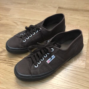 Superga strl 39 - Bruna tygskor från Superga. Nästan helt oanvända då jag glömt bort att jag hade dem. 