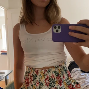 Calvin Klein linne - Jättegulligt vit linne från Calvin Klein!✨ Materialet är stretchigt och passar mig som är S!