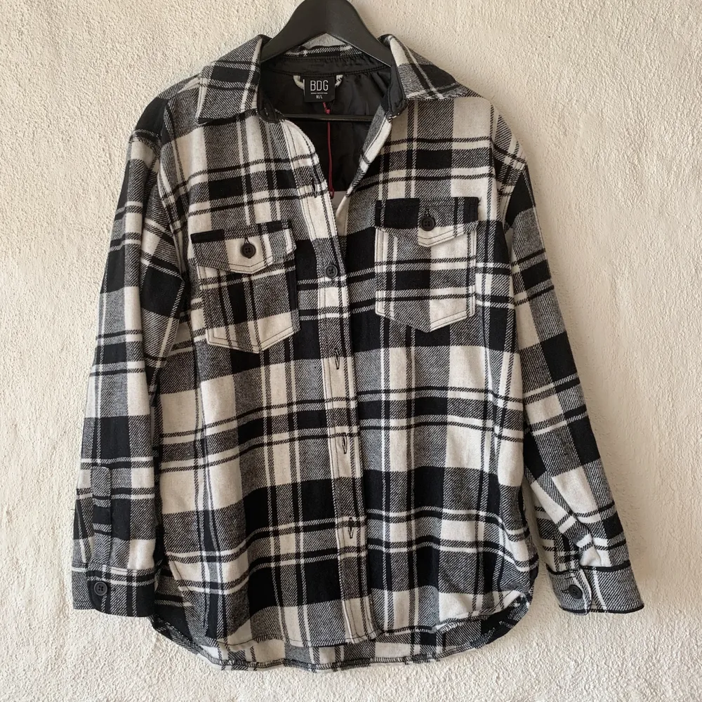 Skjort-jacka från Urban Outfitters, helt oanvänd, köpt för 500kr. Storlek m-l så den sitter oversized om man har storlek 34-38. ✨ Frakt tillkommer . Jackor.