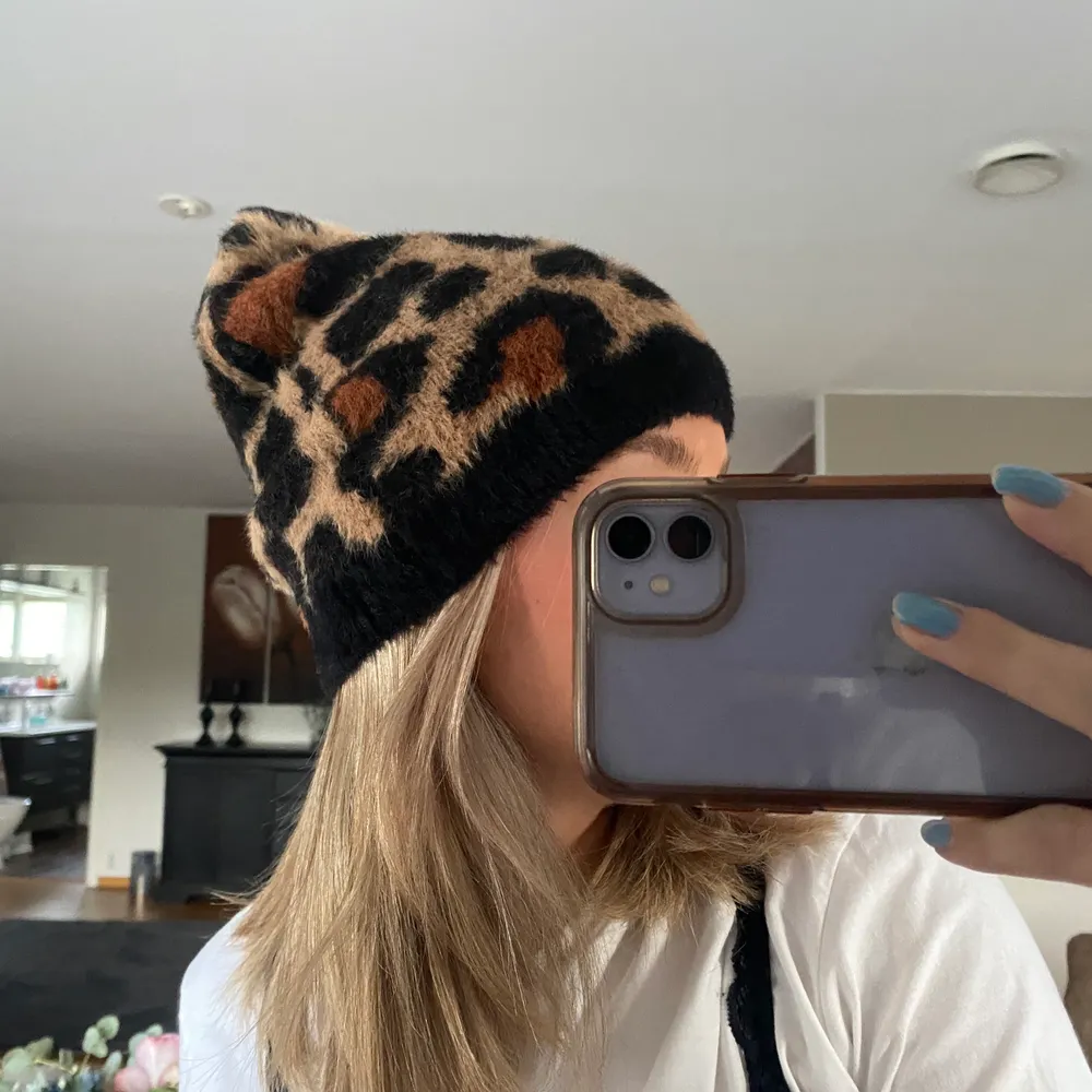 Leopard mössa från ZARA, (köpt från vuxen avdelningen) jätte skön snygg och mysig💕💕kund står för frakt. Accessoarer.