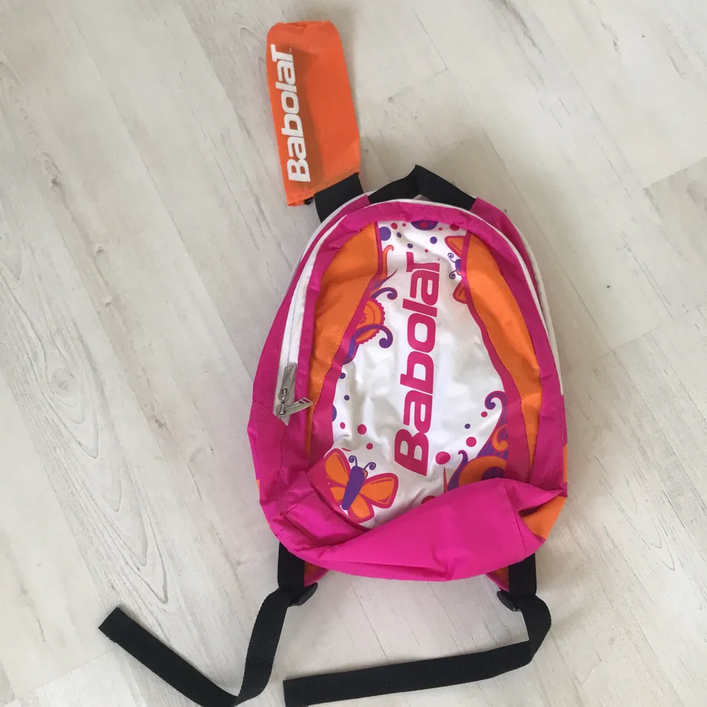 En rosa,orange babolat väska/tennisväska aldrig använd frakt tillkommer.. Väskor.