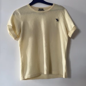 Gul cashmire t shirt - Jag säljer en gul cashmire T-shirt i väldigt fint skick, dock lite nopprig där nere, men ingenting man tänker på! 