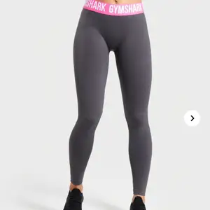 Sparsamt använda jättefina Gymshark tights i fin grå färg. Knappt använda och säljs pga. de är lite för långa för mig annars har de en jätte snygg passform! Är lagom midja, väldigt stretchiga och sköna✨💗