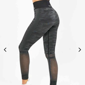 iciw träningsbyxor strl M - Högmidjade seamless träningstights från iCaniWill i färgen ”Camo Dark Grey”  Använd ett fåtal gånger och säljer då dem är för stora på mig! Nypris- 599 kr
