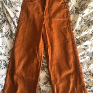 Vida jeans - Weekday  - Köpte dessa kopparröda byxor på Plick men säljer vidare pga för korta på mig som är 179 :/ Tycker annars de är riktigt coola och passar till mycket 🥰🥰 110kr + frakt! PS. Innerbensmått: 73 cm 