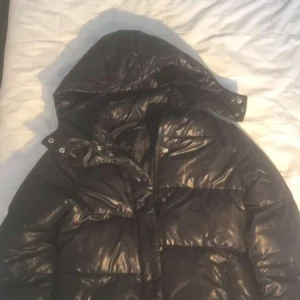 Puff jacka - En svart glansig puff jacka från Ginatricot. Nästan helt oanvänd❤️❤️