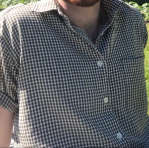 Oversize skjorta - Jättefin skjorta i grönt och vitt. Lika fin knäppt som över en T-shirt. Plagget är i bra skick 