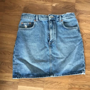 Jeanskjol från &other stories - Kort jeanskjol i storlek 38 men har passat bra på mig som är en 36a. Rak form, hög i midjan och går till övre halvan av låret