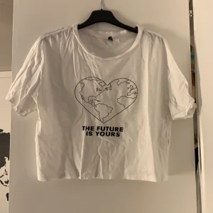 Vit kort t-shirt - Fin vit halvcropad tröja från hm i storlek s, knappt använd fint skick