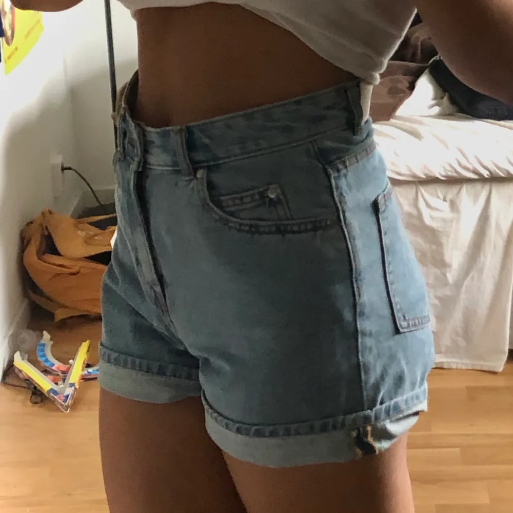 Fräscha Jeansshorts i stolek M! Inte använda mycket, kan ha dem både uppvikta och nervikta, nervikta blir mer som en biker-shorts-vibe vilket ja själv tycker är galet snyggt. Dem är lite för stora för mig runt midjan. Skriv om du har någon fråga eller vill se fler bilder <3. Shorts.