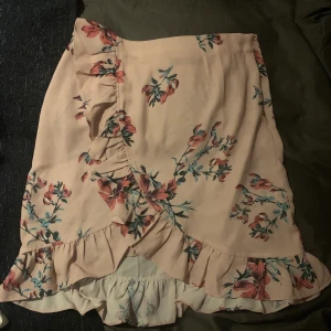 Blommig kjol - Superfin rosa volang kjol. Köpt på en gårdsbutik så utan märke 💕 storlek S tror jag