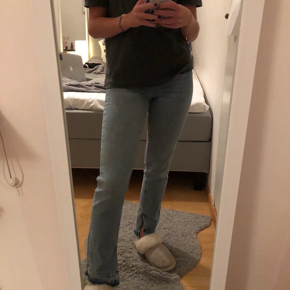 Supersnygga jeans i en rak passform från Gina Tricot! Relativt högmidjade, slits på insidan samt slitningar längst ner. Jättesköna och stretchiga!. Jeans & Byxor.