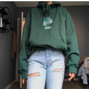 Hoodie - Snygg hoodie från Urban outfitters💕den är i storlek medium men jag är en xs/s så det beror på hur man vill att den ska sitta. Tröjan är i bra skick och inte nopprig. 200kr+frakt💕 hör av er för fler bilder. Bud om fler är intresserade