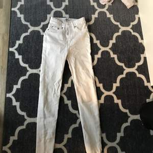 Vita jeans,sköna,säljer för att de är för små,kvalite skit bra,använd några gånger,frakt 20kr