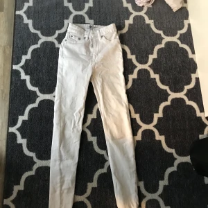 Vita tajta jeans - Vita jeans,sköna,säljer för att de är för små,kvalite skit bra,använd några gånger,frakt 20kr