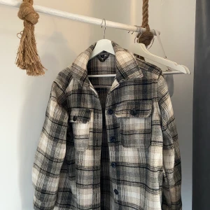 RUTIG JACKA🤎🤍🤎🤍🤎 - En skön och fin jacka nu till hösten, köparen står för frakt💘💘💘💘