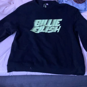 Tjocktröja - Längre tjocktröja från Billie Eilish kollektion 