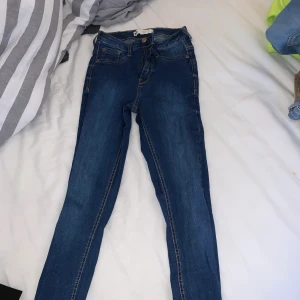 Jeans från Gina tricot - För små jeans som sitter jätte fint. 