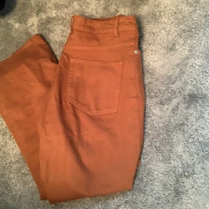 Jeans från Lindex, högmidjade. Helt oanvända. - Orangea, högmidjade